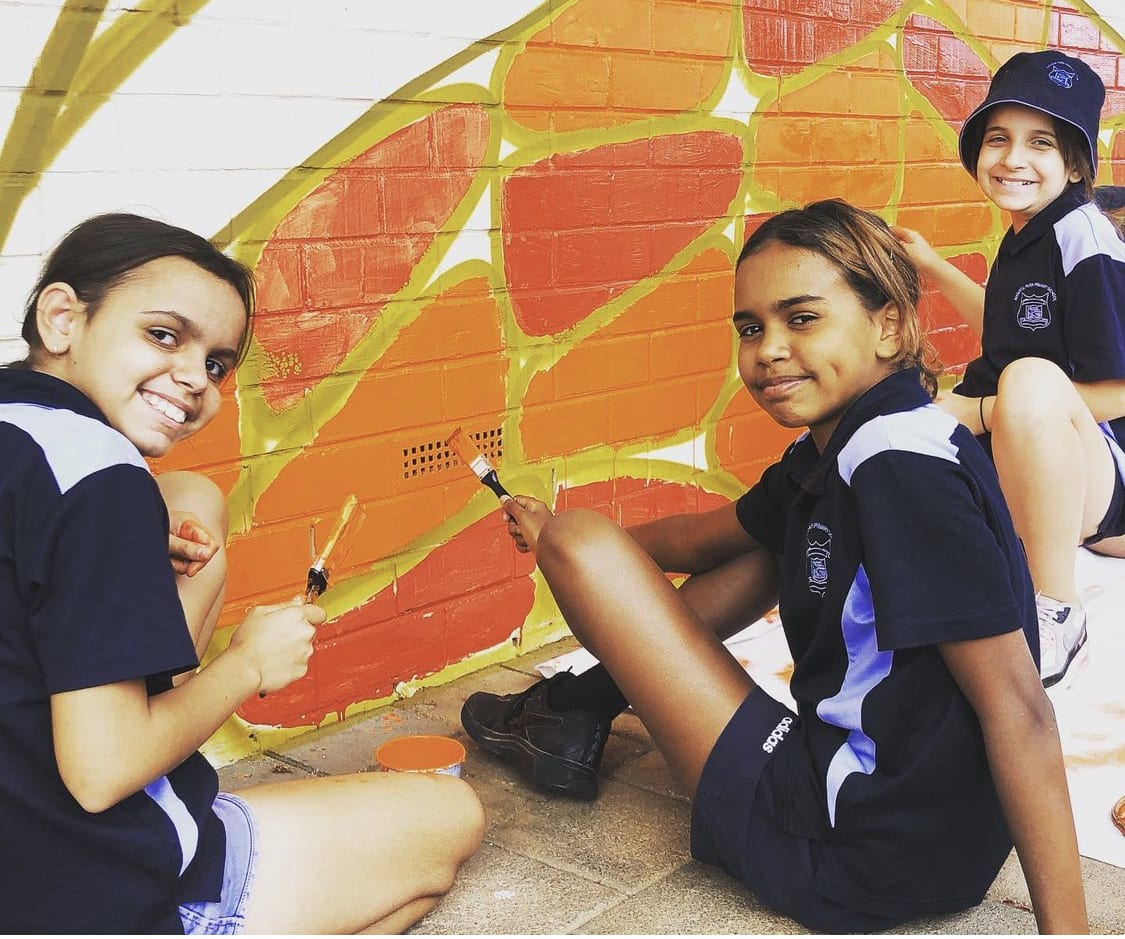 Augusta Park Primary School Students help Scott Rathman and Ashton Filmer on the wall in Port Augusta